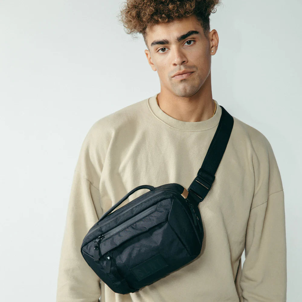 Man wearing SLNT E3 Faraday Crossbody Organizer Bag, slung across his shoulder and the bag resting on his torso